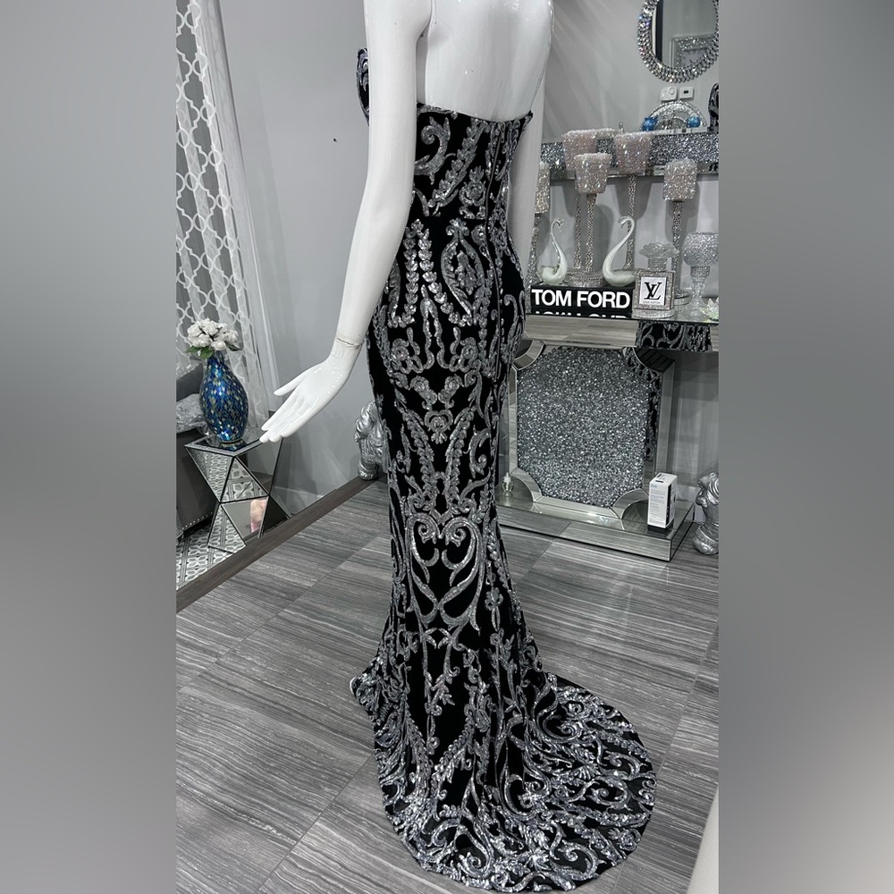 NWOT ♠️ Black and Silver Backless Sequins Dress with Long train 🎼